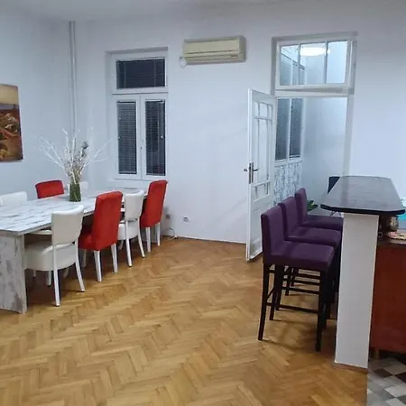 Apartment Abc Budget For 8 People, Republic Square