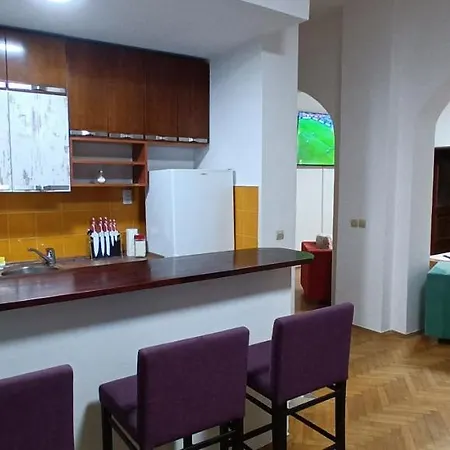 Abc Budget For 8 People, Republic Square Apartment *