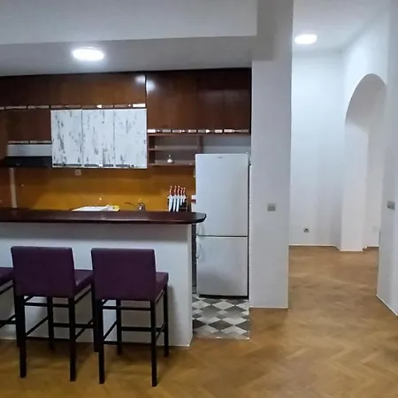 Abc Budget For 8 People, Republic Square Apartment *